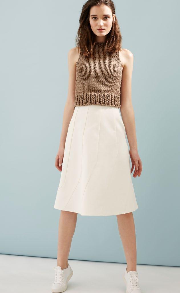 SKIRT & HAND KNITTED TOP flared piqué skirt with a geometric seam arrangement and a metal side