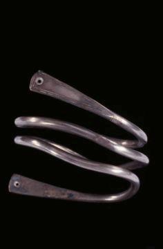 Tod Treasur e Tod Treasur e Tod Treasur e 53. Unknown Spiral Bracelet, 156-1786 BC Silver Object: H: 6.7 D: 8. cm L:.