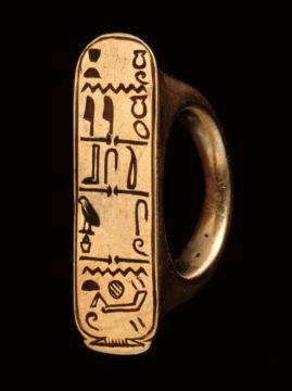 16 145. Unknown Ring with the Cartouche of Antoninus Pius, AD 138-161 Gold Object: H: 3.8 W: 0.4 D: 2.