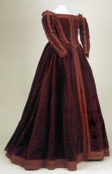 P a g e 19 The Conservator of the Red Pisa Dress, Thessy Schoenholzer Nicholson, has suggested that the construction and tailoring techniques the gown are similar to that of Eleanora s burial dress.