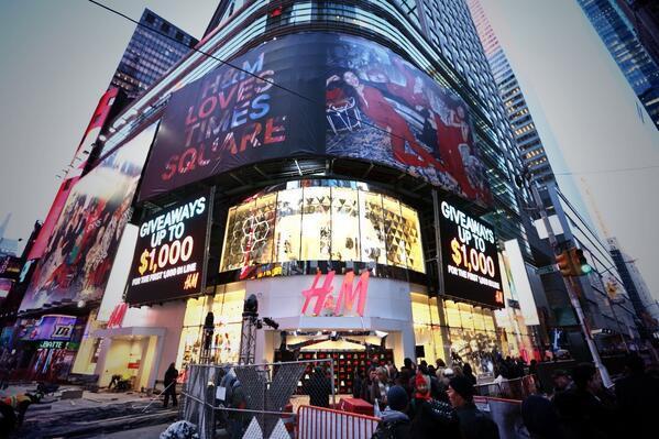 Figure 21. H&M Store in Time Square (U.S.A.) Source: http://mercadoeconsumo.com.br/noticias/hm-aposta-em-loja-high-tech-paradriblar-concorrencia/, 18.12.2014 5.