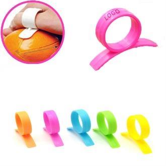 PP FINGER RING ORANGE PEELER Ring size hole makes it easy to grab. Blade cuts not damage the orange and easily remove the peelings without using your fingernails!