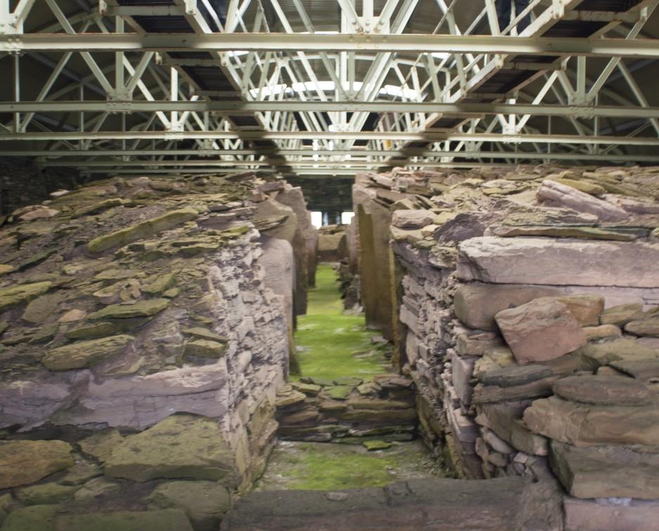 The remains of 25 individuals (17 adults, 6 youths and 2 infants) were found on the floor of the cairn. Most had been placed with their backs to the eastern wall, facing the central passage.