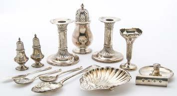 A Georgian silver pounce or pepper pot, together with a cased late Victorian set of four salts and spoons (10) 70-100 88.
