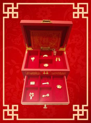 9 TREASURE BOX THE EIFFEL DIAMOND RING The Eiffel Diamond Ring Noble & Elegant A perfectly designed ring