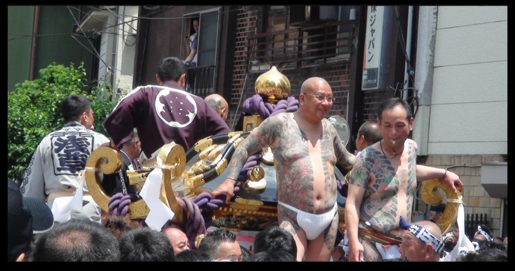 CHAPTER FIVE 121 momentarily. Then as the next contingent of katsugi-te trickle in the audience stirs. An exclamation of Irezumi-sama has arrived! 147 sums up the source of agitation.
