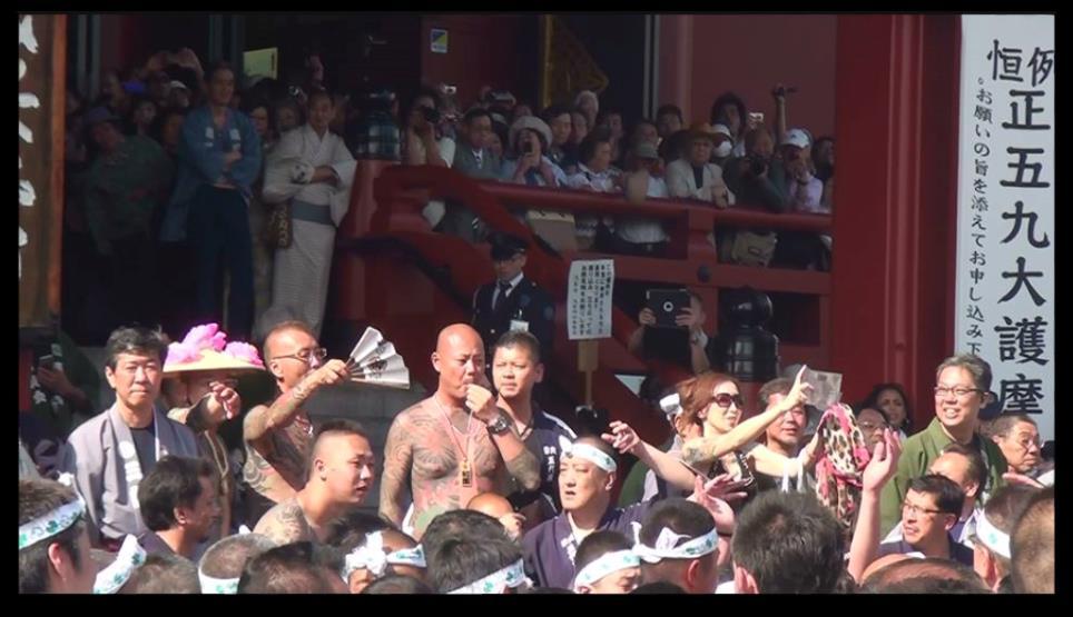 CHAPTER FIVE 137 above the kami in the mikoshi, and facing off with the police filming and controlling those around them. Who is in control or who has power in the festival after all?