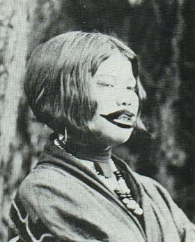 CHAPTER ONE 22 Figure 5: Dogū facial marking Source: Yoshioka 1996: 11. Figure 6: Ainu woman with mouth tattoo Source: Van Gulik 1982: plate 119.