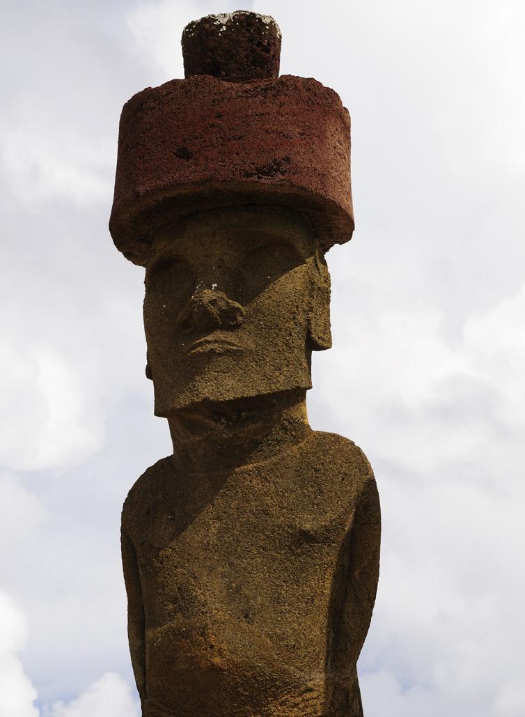 104 Hamilton: Rapa Nui (Easter Island) s Stone Worlds Fig. 7: Detail of a Rano Raraku statue at Ahu Nau Nau, showing eye sockets and pukao hat (photo: A. Stanford).