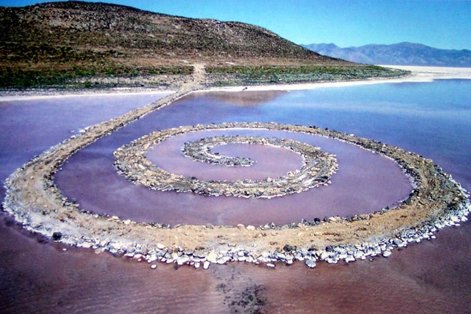 «Spiral Jetty» is a huge natural sculpture : a 460 m long spiral on the Great Salt Lake,