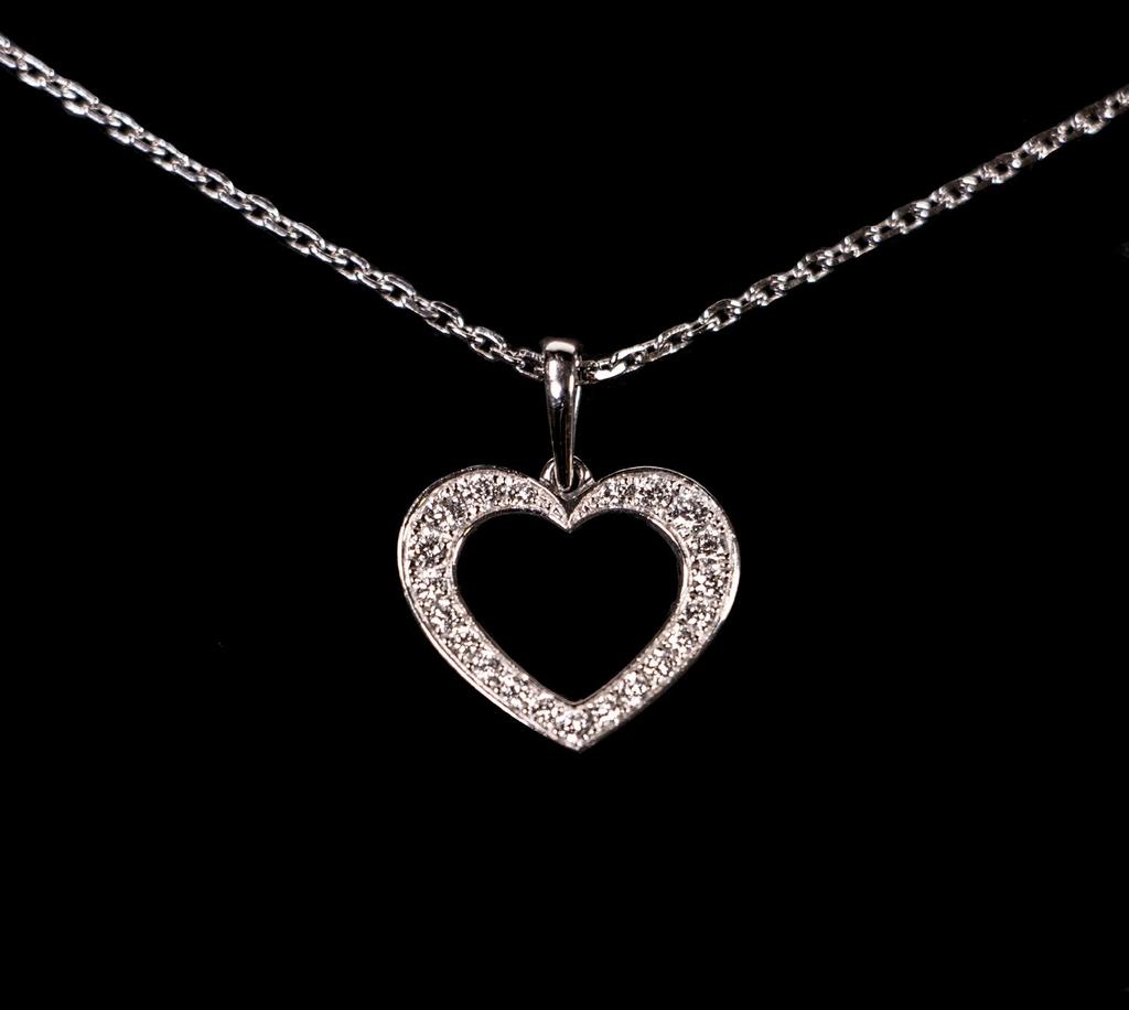 ITEM 8/14 GUBELIN PENDANT & NECKLACE A beautiful heart-shaped pendant from Gubelin s Classic collection,