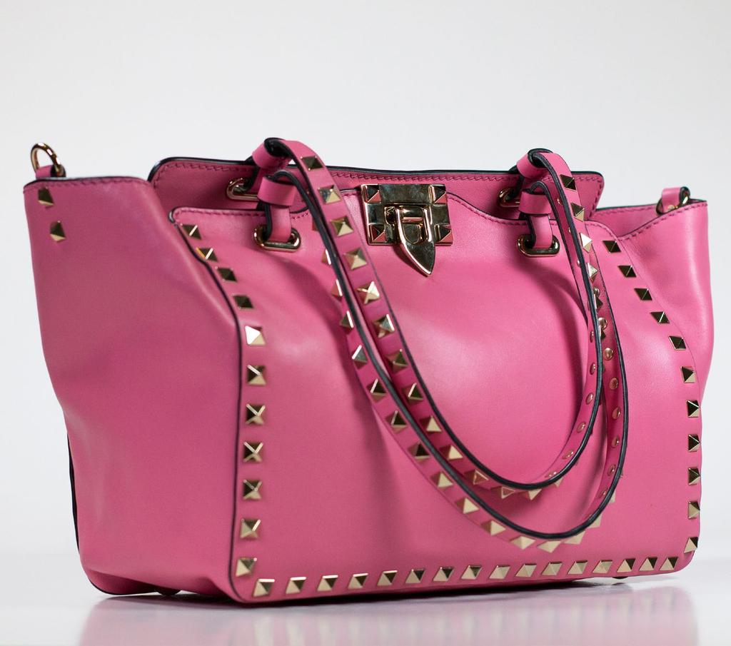 ITEM 12/14 VALENTINO GARAVANI ROCKSTUD TOTE Niche Retailing Valentino s iconic Rockstud tote in calfskin leather with platinum finish studs Two handles and a removable studded shoulder strap.