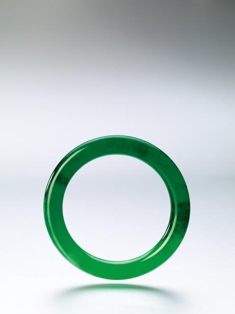 In April 2014, Sotheby s Hong Kong sold a highly important oval Guifei bangle for HK$43.8 million, setting the world auction record for any jade bangle.