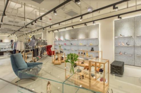 Vietnam s largest multi-industry company VINGROUP operates large and luxurious Vincom Centres with ambition of 400 shopping centers by the end of 2019.
