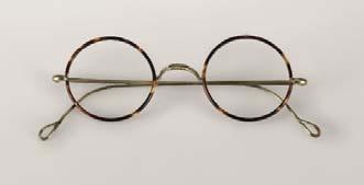1878 1920: EYEWEAR AS FUNCTIONAL ITEM The first eyewear frame, developed between 1880 and 1900, was a pincenez frame, consisting of a metal sliding bar connecting the lenses,