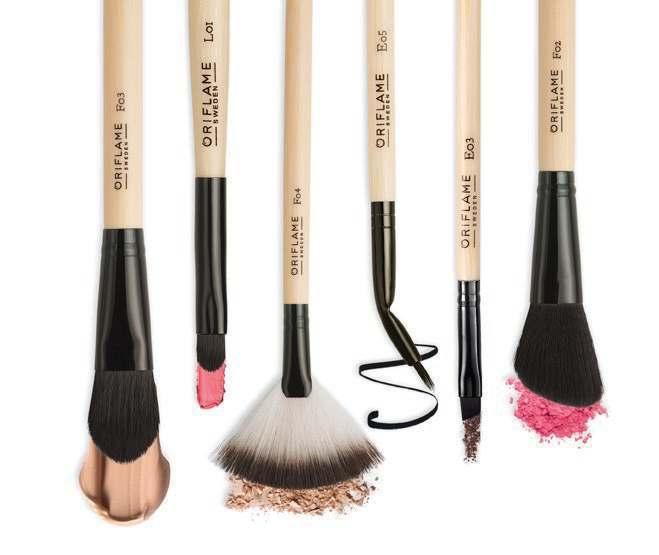 LIMITED EDITION Make-up Brush Case Materials: PU, EVA, Polyester. Size: 23 x 13 cm (closed).
