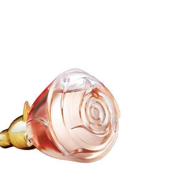 Delicate, yet feminine with dewy white rose, solar flowers and