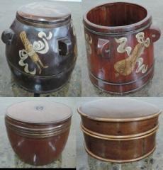 25 ' D: 43 cm - 17 ' 1065 JARS AND BOXES IN LACQUERED WOOD Brown lacquered wood with gold and white patterns jar.