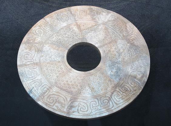 20. Inventory number: 000556 Object type: Bi (decorated jade disc with perforated centre) Dimensions: Diameter 43.