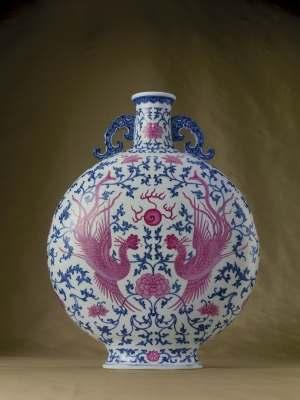 Each phoenix is exceptionally finely rendered, making this moonflask one of the most striking examples of the few porcelains known with this combination of colors and techniques.