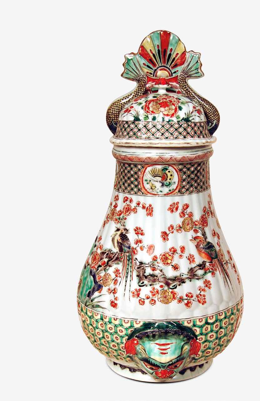Chinese Famille Rose Porcelain Teapot YONGZHENG PERIOD, AD 1723-1735 Superbly decorated with Court