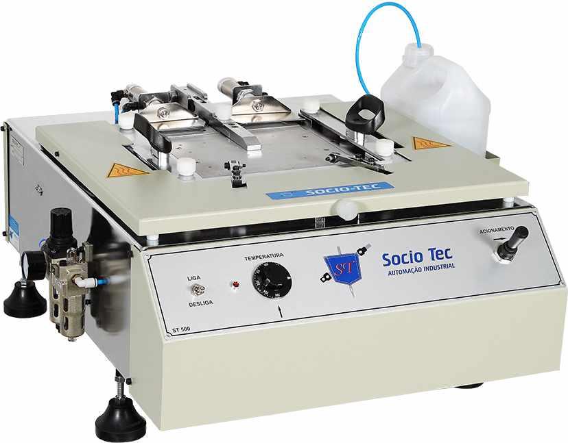 The semiautoma c machine for folding pockets is the best solu on for clothing of small and medium working with medium and heavy fabrics.