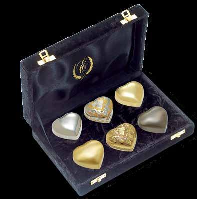 D5052A SCULPTED SILVER FINISH HEART WITH PLAIN CASE Genuine Brass Includes a solid  Remembrance