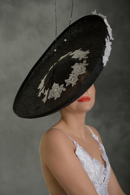 Dress Rules for Epsom Derby Queen's Stand Dress Code Ladies must wear formal day dress, or a tailored trouser suit, with a hat or substantial fascinator.