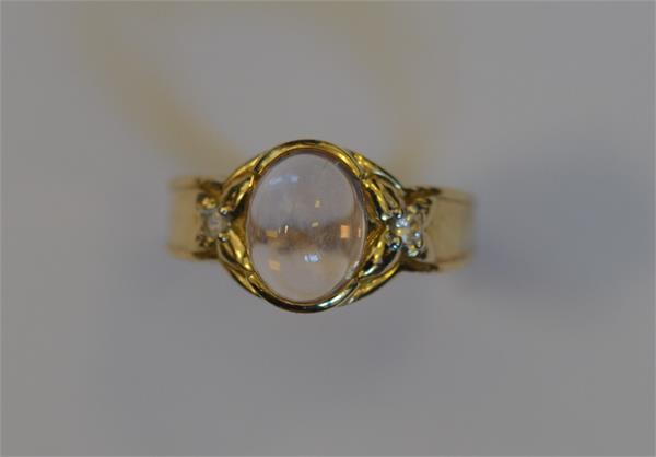 ring. 135 A 9 carat moonstone