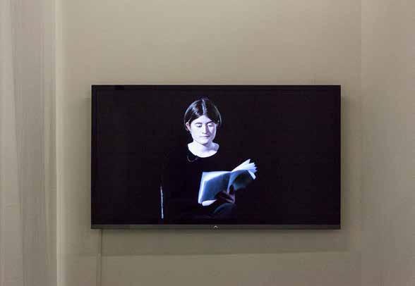 MARTINA MÄCHLER *1991 in Lachen, works in Zurich SEO, 2018 Video Camera/sound: Max Wuchner, Joke Schmidt, Set: Kunsthalle Zurich, Benches: Studio 28 30 In her installation SEO (2018), Martina Mächler