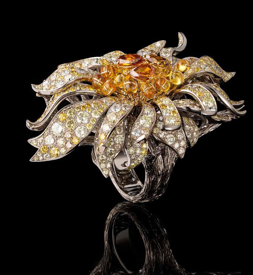 GRAINE DE MOUTARDE Ring (front & back) in 18K grey gold, whose petals are set with white diamonds and brilliant-cut yellow diamonds (13.