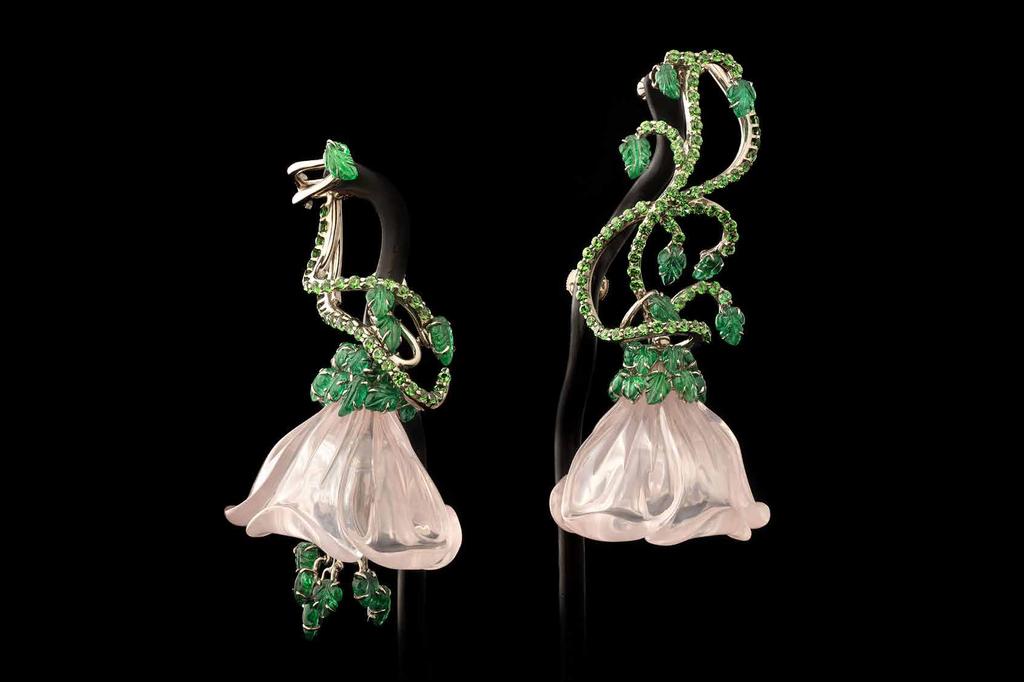 In keeping with the floral theme (albeit a supernatural one), let s admire the Fleur des Pois Earrings (pea flowers) whose poetic elegance is compounded by a ravishing lifelikeness FLEUR DES POIS