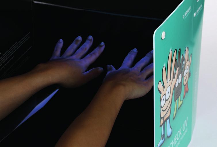 The skin remains dark in uncovered areas, which is where bacteria can survive. However, after correct and complete application, hands are completely illuminated in blue.