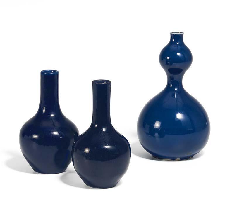 2009 THREE VASES WITH MONOCHROME GLAZE. DREI VASEN MIT MONOCHROMER GLASUR. China. Qing dynasty. 18th/19th c. Porcelain with monochrome glaze, some with crackles. a) Long-necked vase.