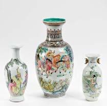 DREI VASEN MIT GENRESZENEN. China. Republic period or later. Porcelain, painted in enamel colors, famille rose and with gold. H.40.5/28/23cm. Condition A. -Collection Felix Schäfer. 600 900 $ 726 1.