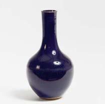 400 600 $ 484 726 2407 SMALL LONG-NECKED VASE. KLEINE LANGHALSVASE. China. Qing dynasty. 18th/19th c. Porcelain, glazed in dark blue. Underneath with iron brown. H.15cm. Condition B/C.