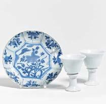 700 1.200 $ 847 1.452 2417 LOTUS VASE. VASE MIT LOTOSRANKEN. China. Qing dynasty. Shunzhi period (1643-61). Porcelain, painted with underglaze blue. On a wide, unglazed base. H.31cm. Condition B.