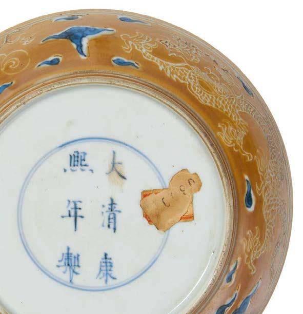 2012 EXCEPTIONAL DRAGON DISH WITH CARAMEL BROWN GLAZE. AUSSERGEWÖHNLICHER DRACHENTELLER MIT KARAMELLBRAUNER GLASUR. China. Qing dynasty. Kangxi period (1661-1722).