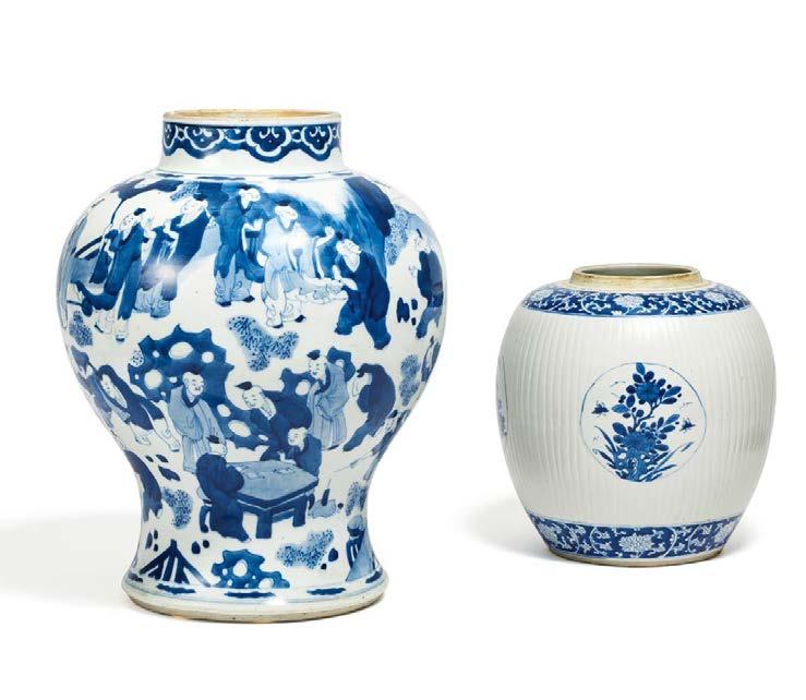 2021 GOURD VASE WITH THE CALLIGRAPHER WANG XIZHI. KALEBASSENVASE MIT DEM KALLIGRAPHEN WANG XIZHI. China. Probably transitional. 17th c. or later. Porcelain, painted in underglaze blue. Height 20.5cm.