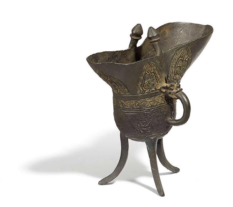 2048 JUE RITUAL WINE CUP. JUE RITUELLER WEINBECHER. China. Qing Dynasty. Bronze with dark patina. On three outward curved legs.