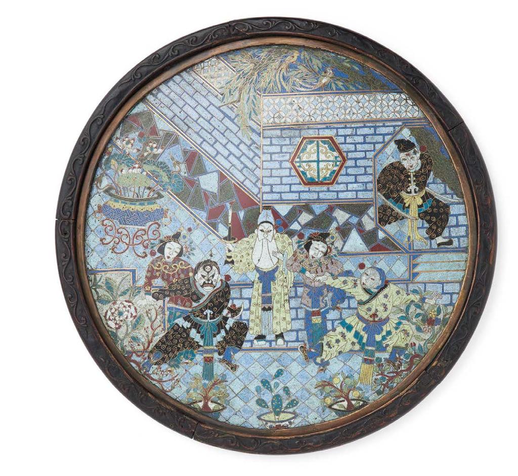 2058 ROUND PLATE WITH A SCENE FROM THE OPERA SAN CHA KOU. RUNDE PLATTE MIT SZENE AUS DER OPER SAN CHA KOU. China. Qianlong/Jiaqing period. 18th/19th c. Bronze with cloisonné and gilding.