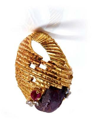 size: K/L 2,500-4,000 174 HD774/4 GRIMA - A modernist 18ct gold and garnet set brooch, circa 1986 of tapering comet outline, the textured ground set with a