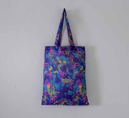 SHOPPER BAG This vibrant tote bag gives a