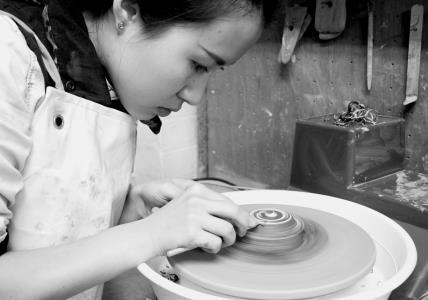 AOL s debut at SJGF 2017, guests will also be treated to a live ceramic demonstration by Hong Kong artist Amanda Tong from Artasy.