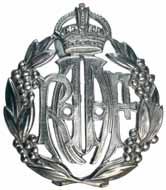 5547 Australian Army badges, The Royal Military College (Duntroon) hat badge in gilt 1953-60; also an RMC button (QC); The Officers Cadet School (Portsea) hat badge in bimetal 1953-60; The Officers