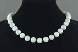 of thirty-three rounded jadeite beads; Grade A certificate included; D: 16 cm, 129 181 Fine Chinese Jadeite