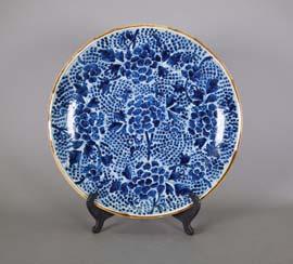 rim featuring classic scroll; six-character Ming Xuande Mark on base; H: 8 cm, D: 42 cm, 3661 300 Old Chinese Blue & White