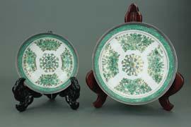 band of lotus scrollwork and key fret; six-character Ming Xuande mark on rim; D: 28 cm, 1657 312 Pair of Japanese Imari BW