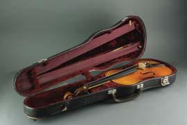 Case Signed Antonio STRADIVARI Old violin with bow and case; H: 14 cm, L: 75