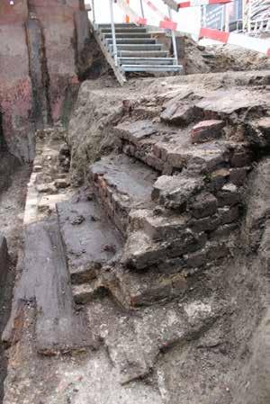 The overall dimensions of the steps were 2,1 m wide x 1,6 m long, with a height of c. 1 m. The brickwork of the staircase was generally in good condition, and was still well bonded.
